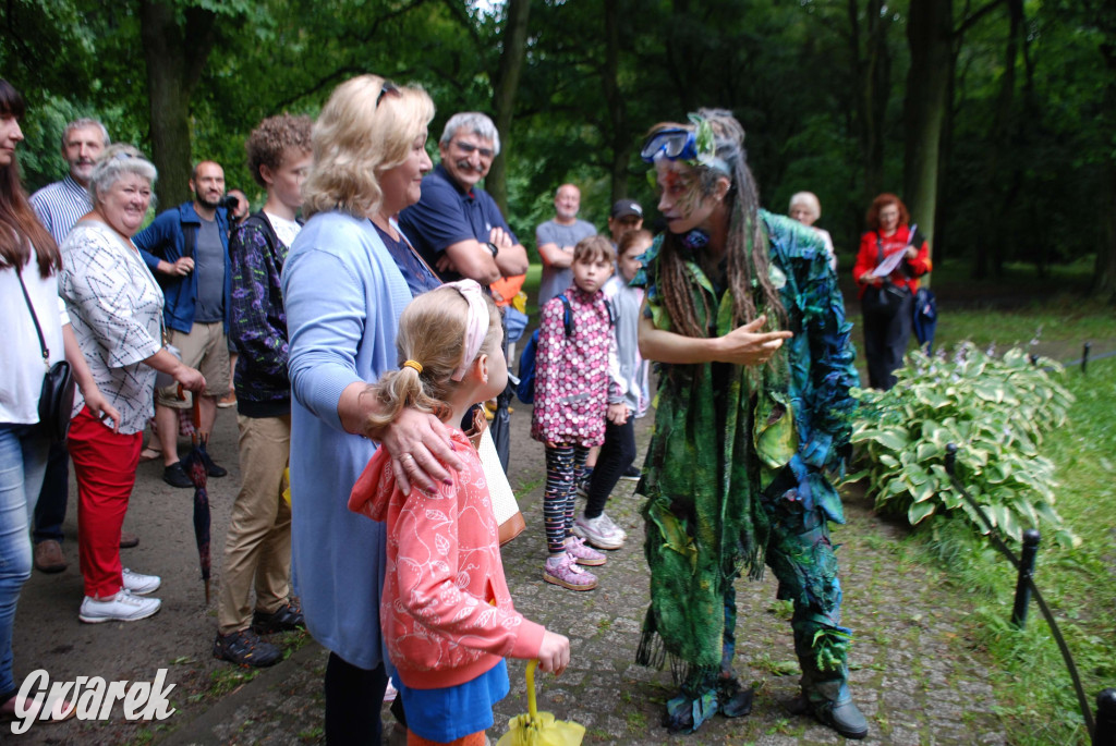 Tarnowskie Góry. Małpiarnia i burmistrz w parku