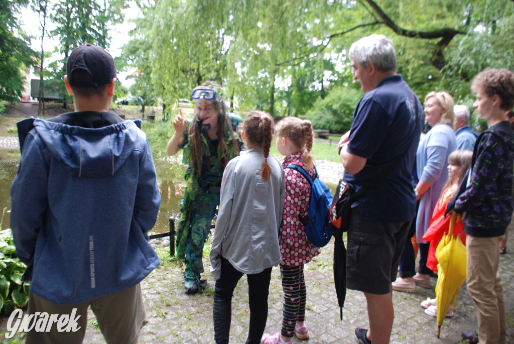 Tarnowskie Góry. Małpiarnia i burmistrz w parku