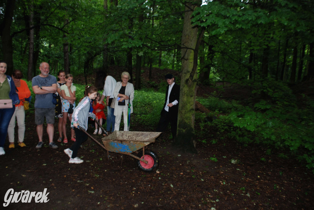 Tarnowskie Góry. Małpiarnia i burmistrz w parku