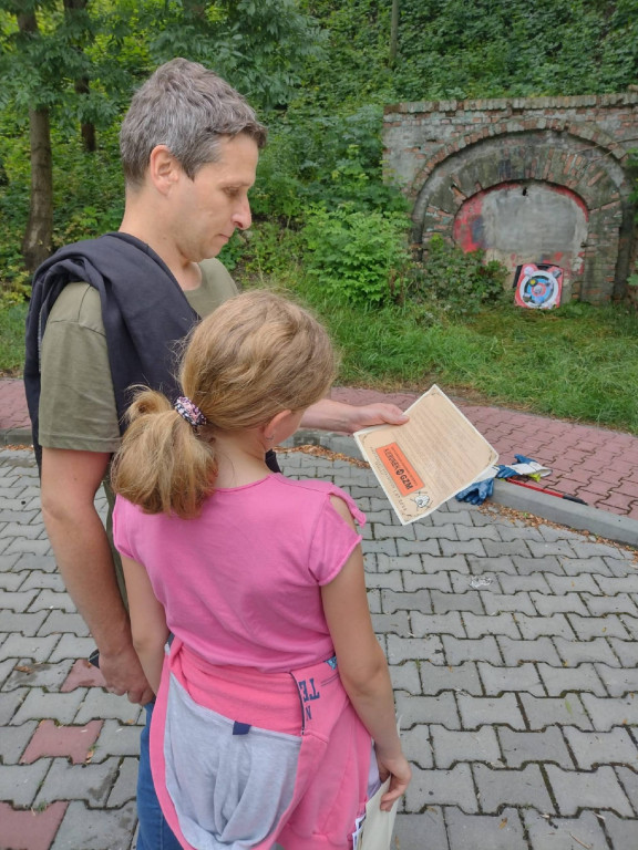 Krwawe pomarańcze, kura w sądzie. W poszukiwaniu złota i sensacji