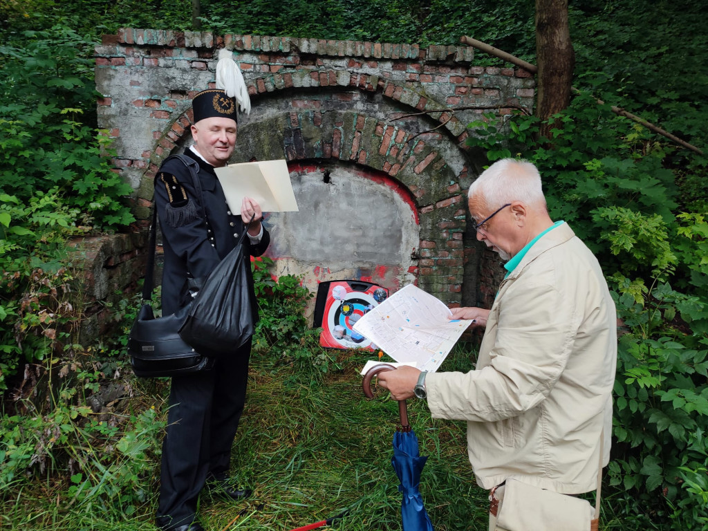 Krwawe pomarańcze, kura w sądzie. W poszukiwaniu złota i sensacji