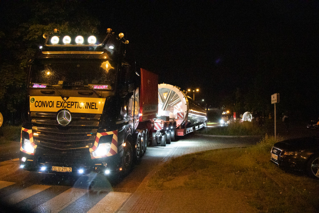 Tarnowskie Góry. Transport dużego gabarytu. 27 metrów