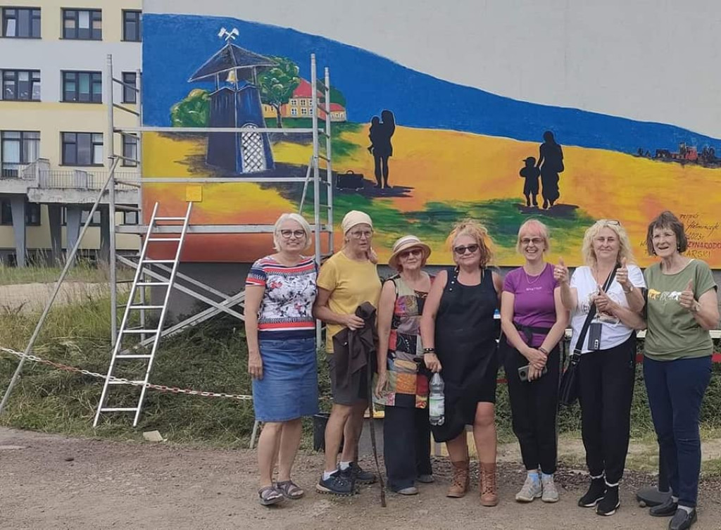 Tarnowskie Góry. Kolorowy mural na ścianie szpitala