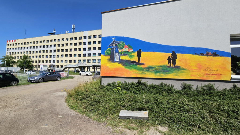 Tarnowskie Góry. Kolorowy mural na ścianie szpitala