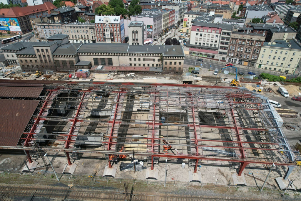 Napis Bytom trafił do Tarnowskich Gór. Trwa remont hali