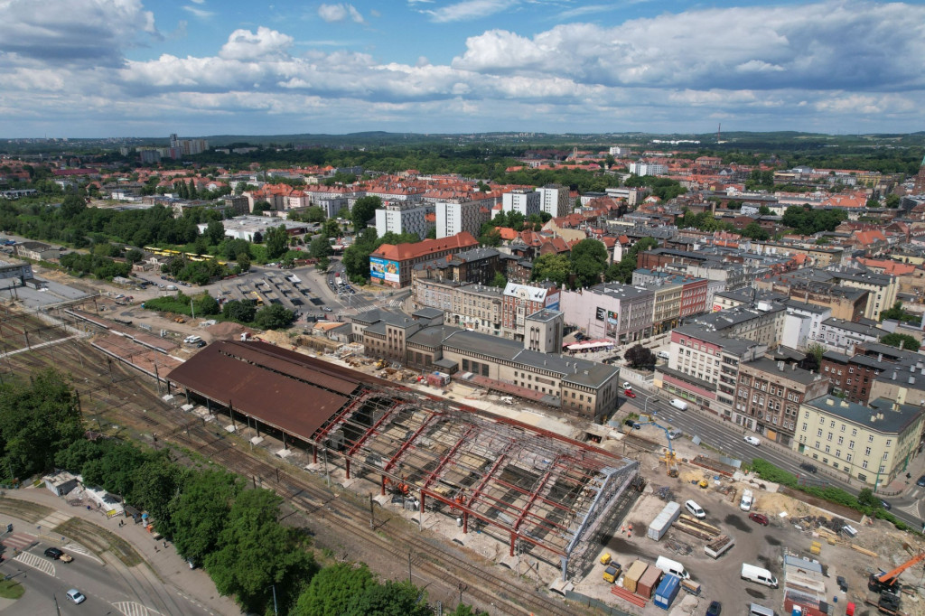 Napis Bytom trafił do Tarnowskich Gór. Trwa remont hali