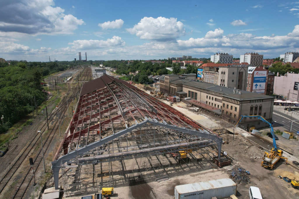 Napis Bytom trafił do Tarnowskich Gór. Trwa remont hali