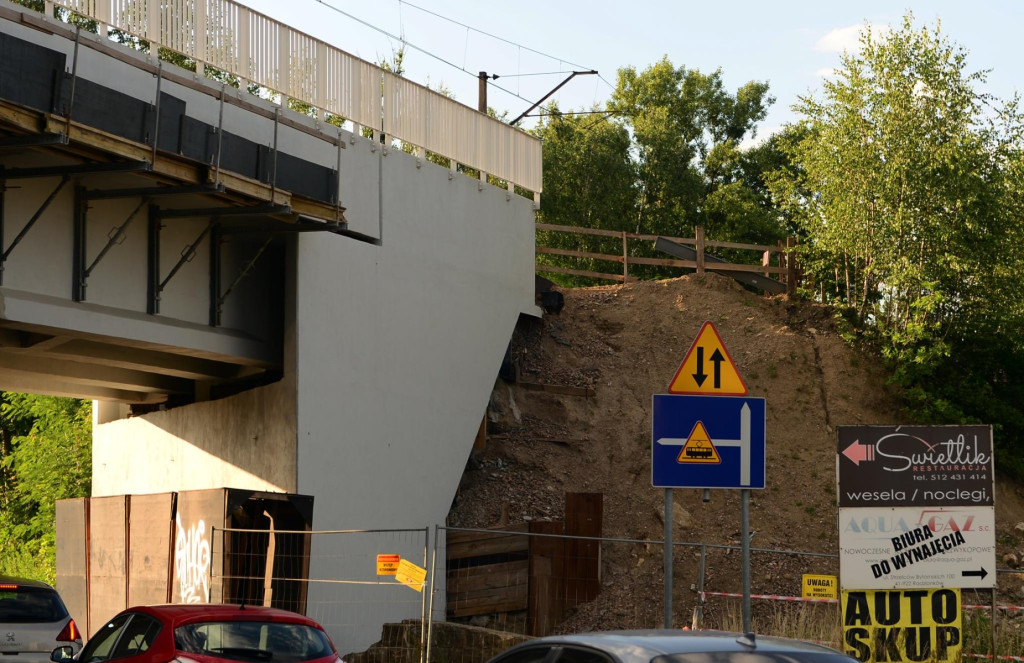 Napis Bytom trafił do Tarnowskich Gór. Trwa remont hali