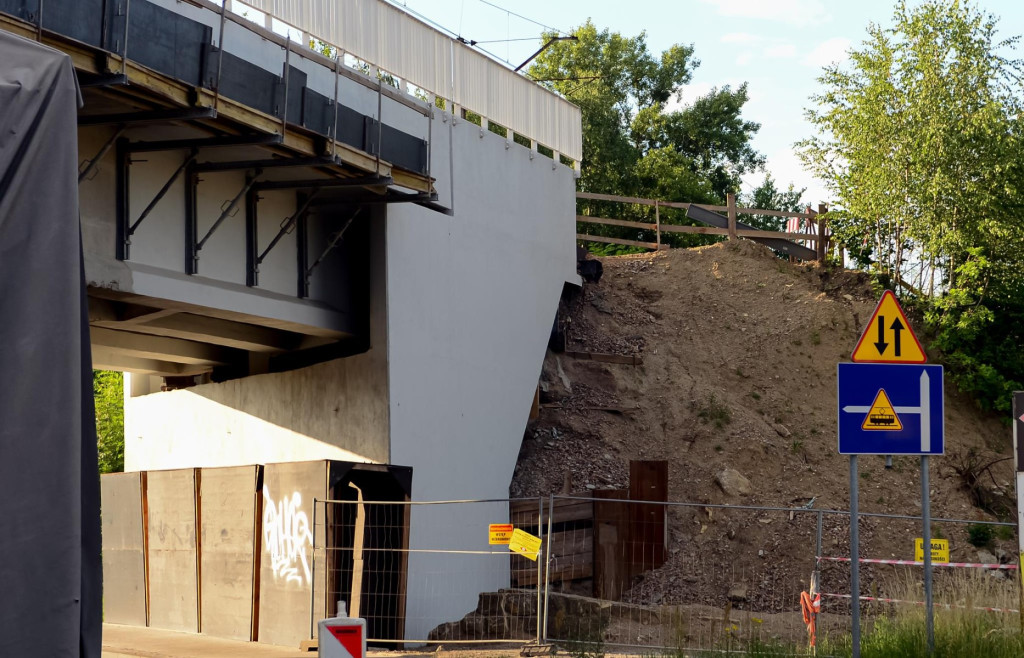 Napis Bytom trafił do Tarnowskich Gór. Trwa remont hali