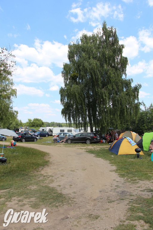 Zalew Nakło-Chechło. Upalna niedziela, pełne parkingi