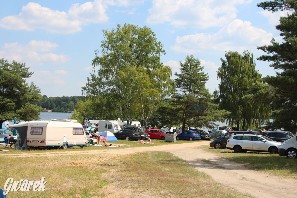 Zalew Nakło-Chechło. Upalna niedziela, pełne parkingi