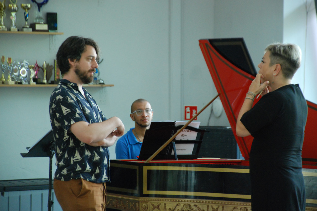 Międzynarodowa obsada, próby w TCK