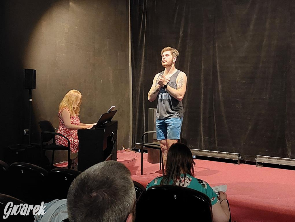 Międzynarodowa obsada, próby w TCK