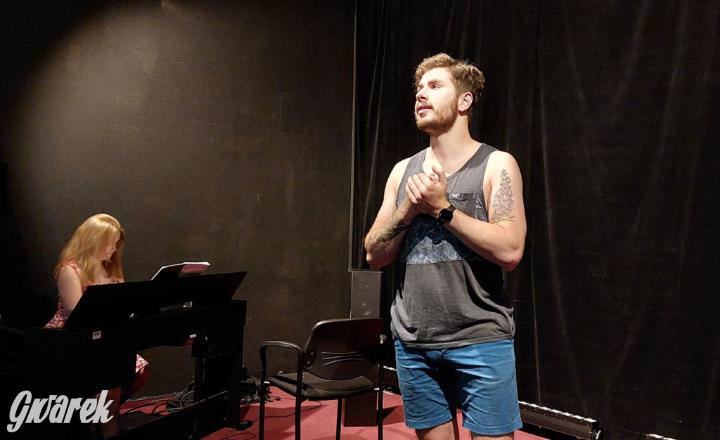 Międzynarodowa obsada, próby w TCK