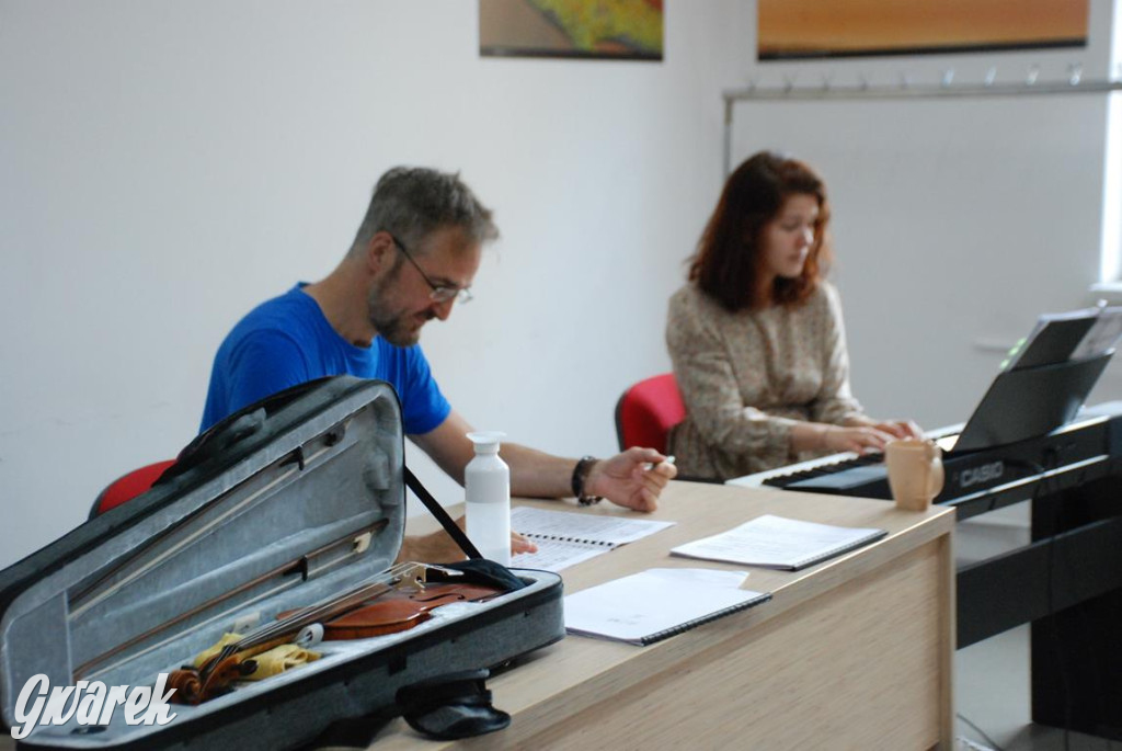 Międzynarodowa obsada, próby w TCK