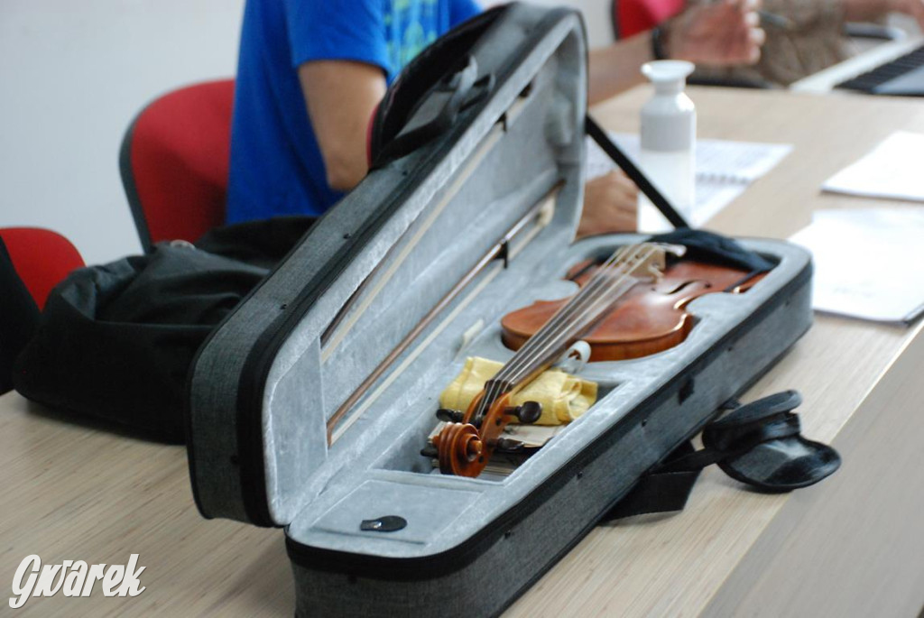 Międzynarodowa obsada, próby w TCK