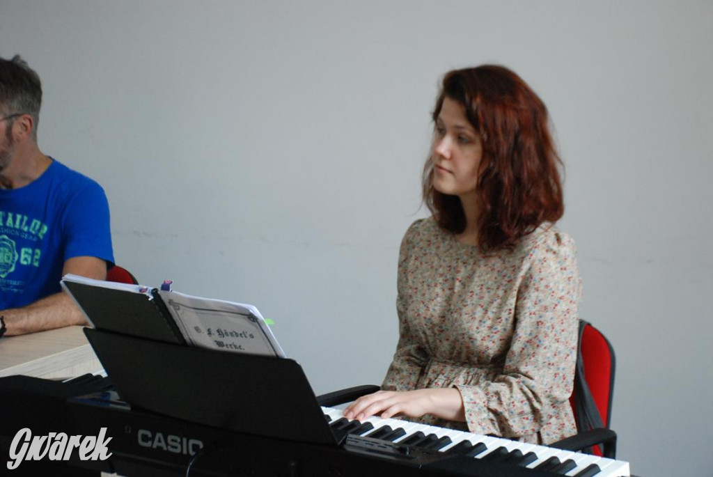 Międzynarodowa obsada, próby w TCK