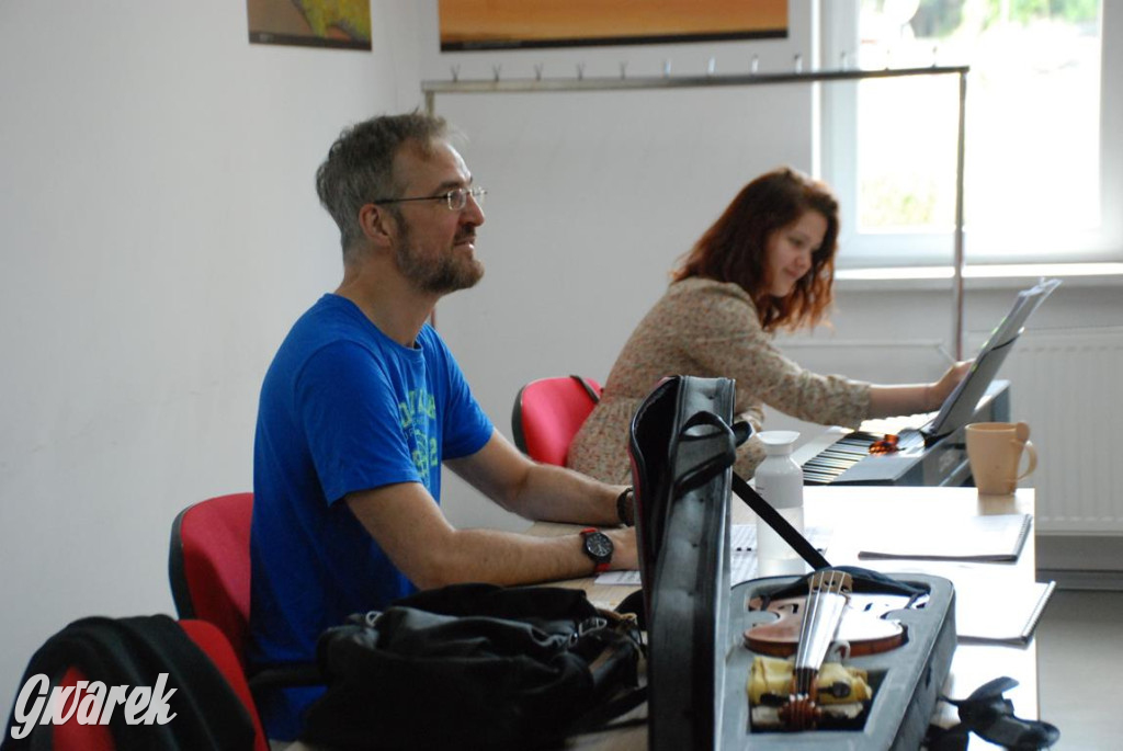 Międzynarodowa obsada, próby w TCK