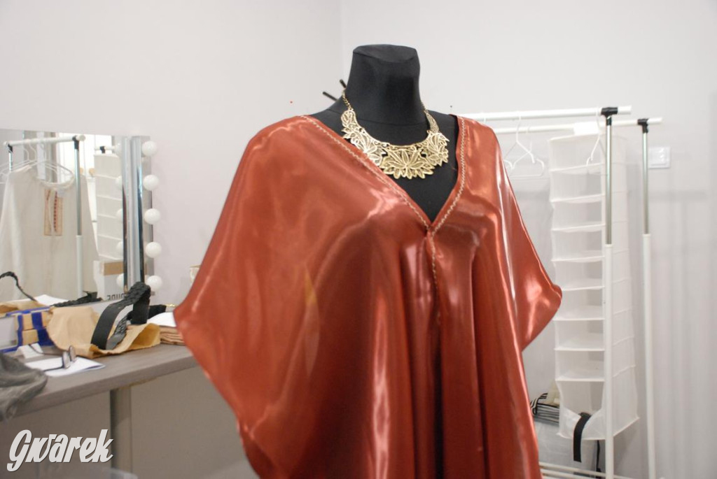 Międzynarodowa obsada, próby w TCK