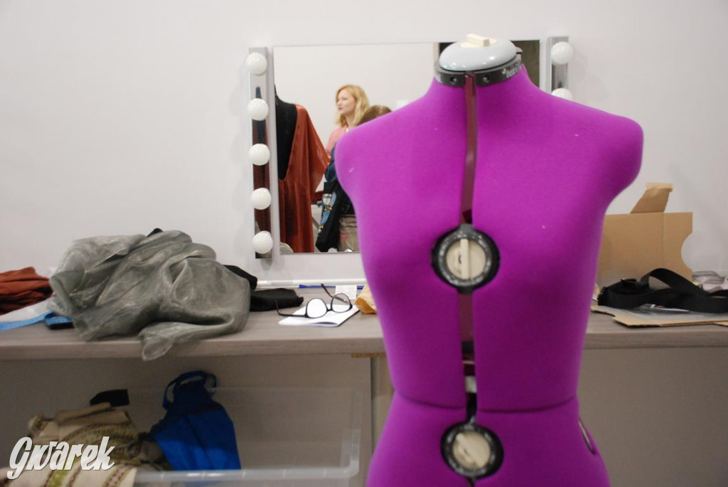 Międzynarodowa obsada, próby w TCK