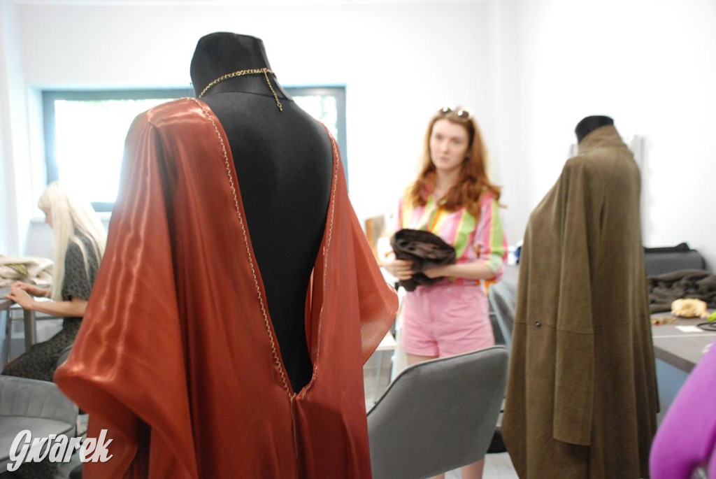 Międzynarodowa obsada, próby w TCK