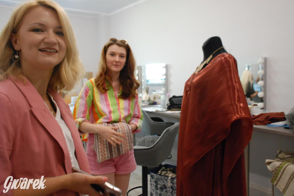 Międzynarodowa obsada, próby w TCK