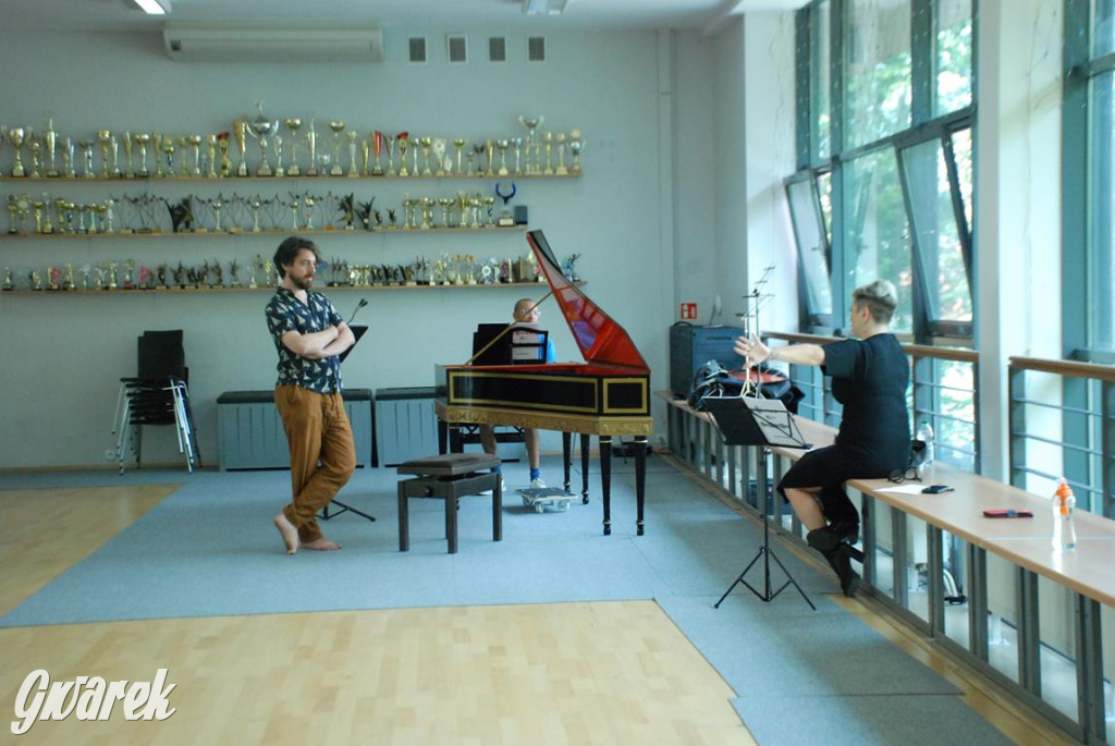 Międzynarodowa obsada, próby w TCK