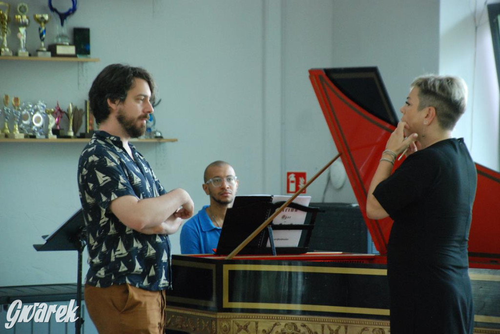 Międzynarodowa obsada, próby w TCK