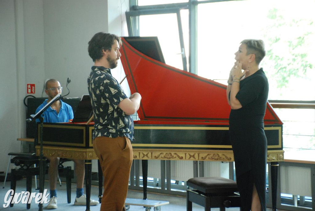 Międzynarodowa obsada, próby w TCK