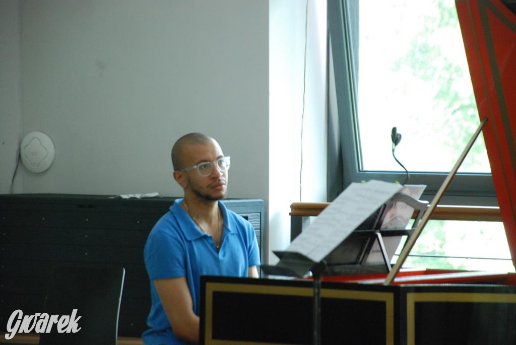 Międzynarodowa obsada, próby w TCK