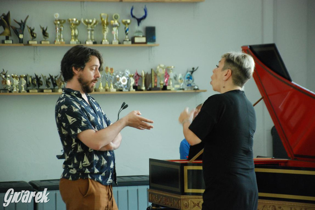 Międzynarodowa obsada, próby w TCK