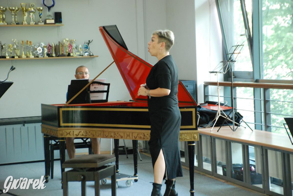 Międzynarodowa obsada, próby w TCK