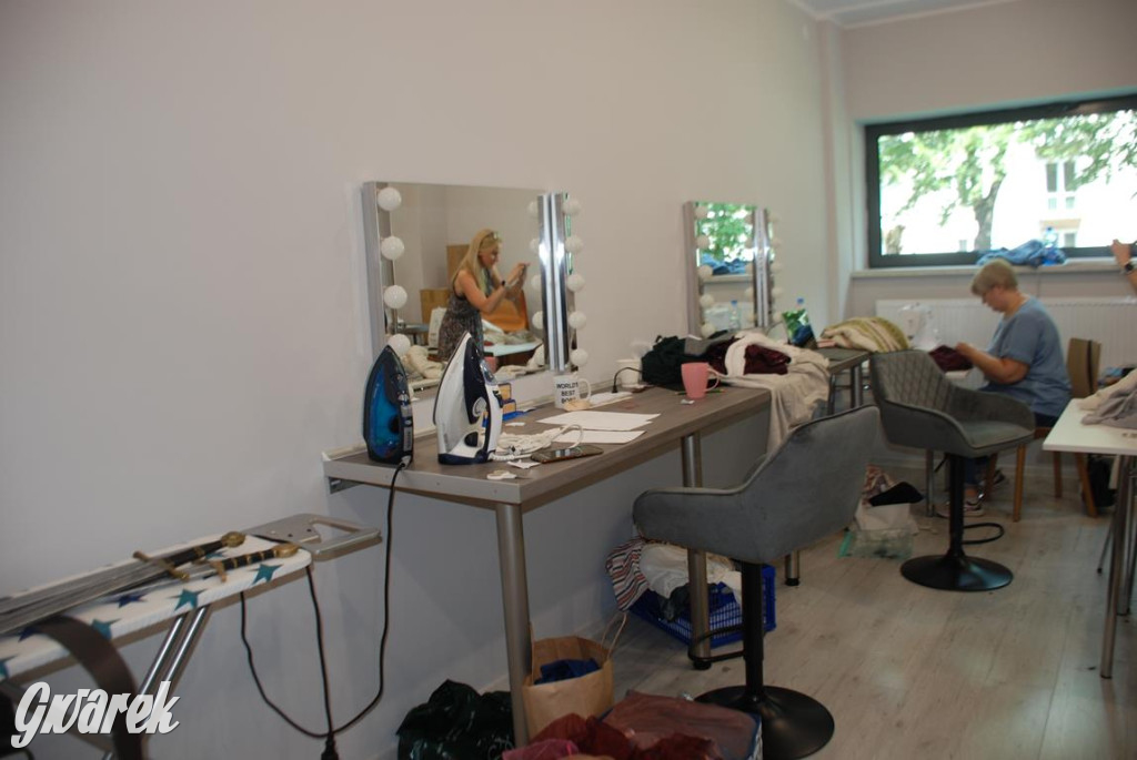 Międzynarodowa obsada, próby w TCK