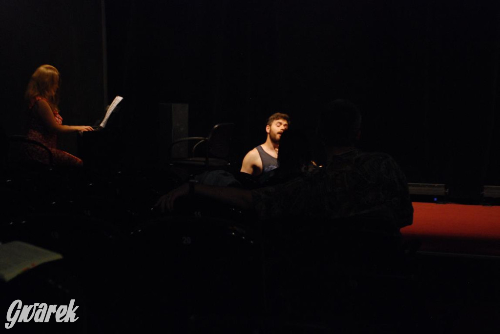 Międzynarodowa obsada, próby w TCK