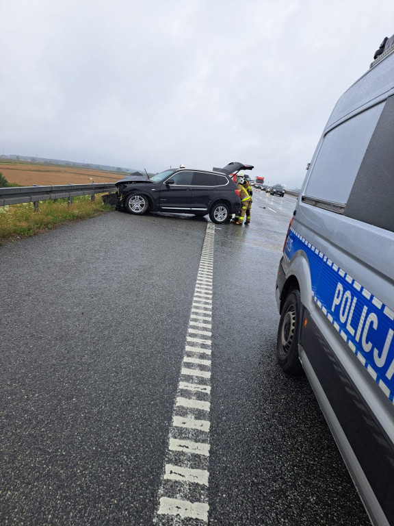Autostrada A1. BMW w bariery