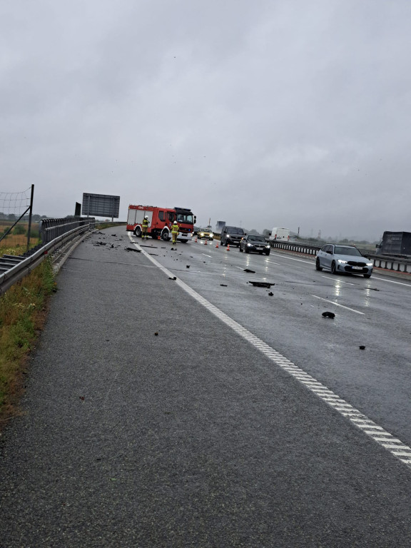 Autostrada A1. BMW w bariery