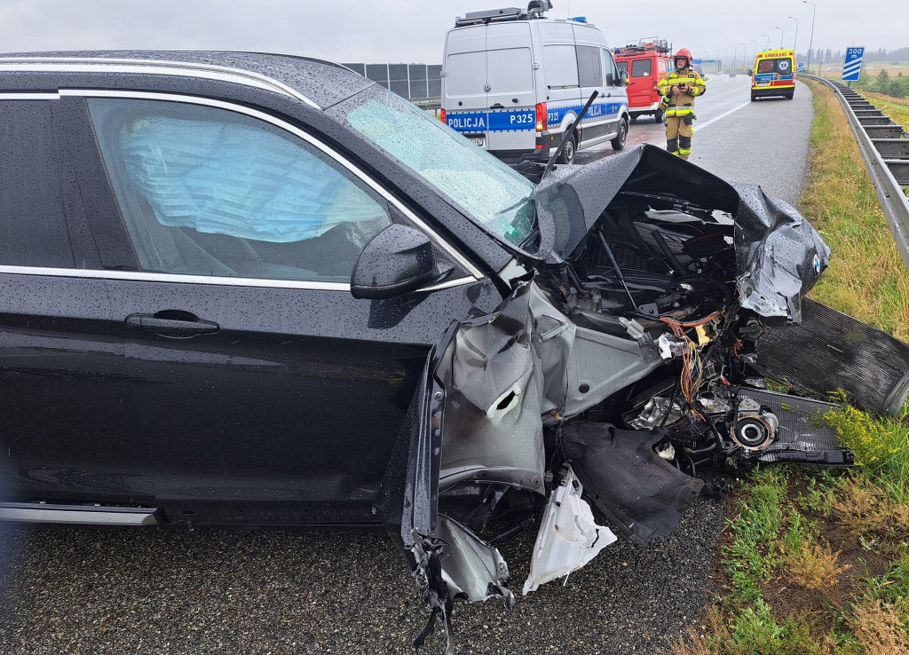 Autostrada A1. BMW w bariery