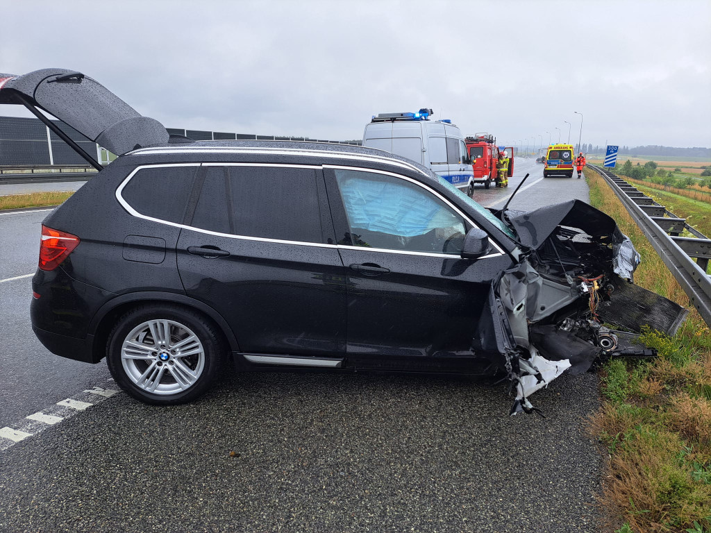 Autostrada A1. BMW w bariery