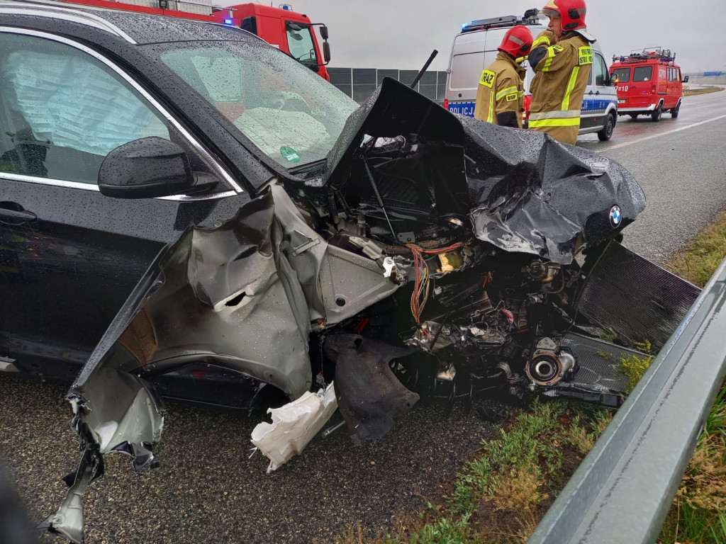 Autostrada A1. BMW w bariery