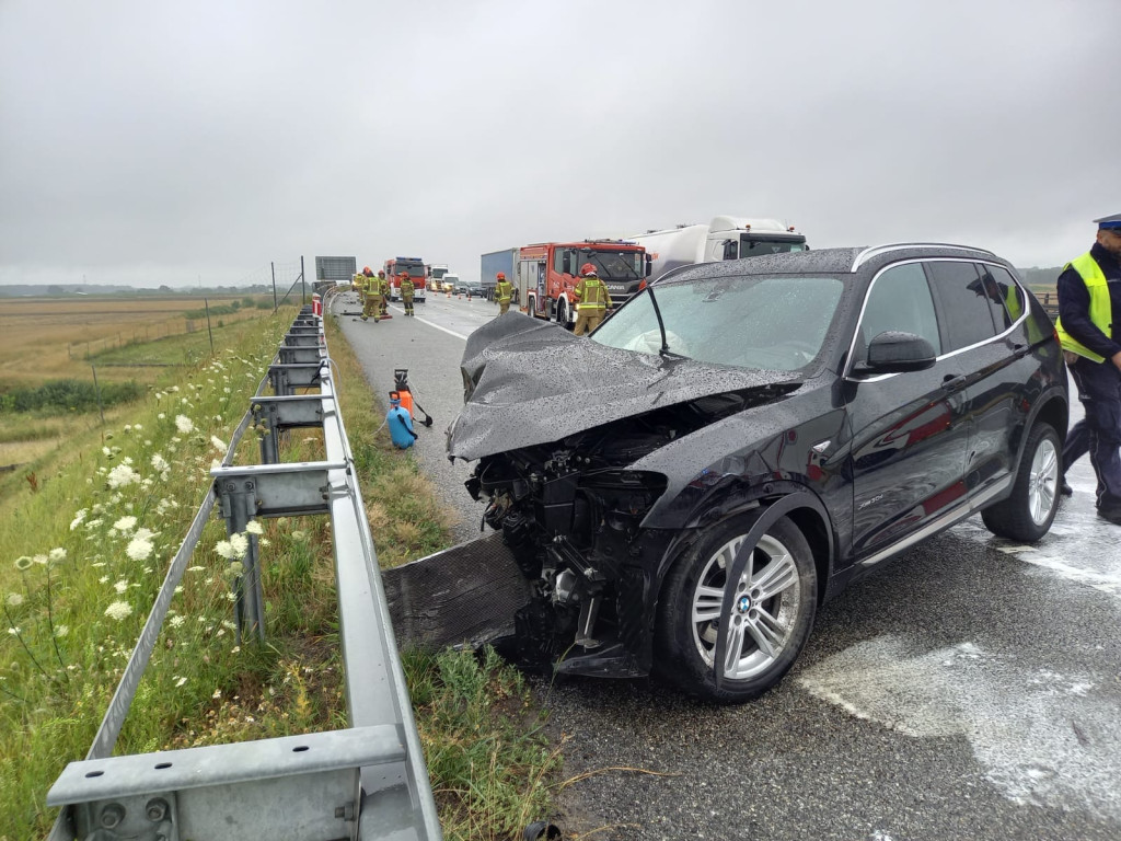 Autostrada A1. BMW w bariery