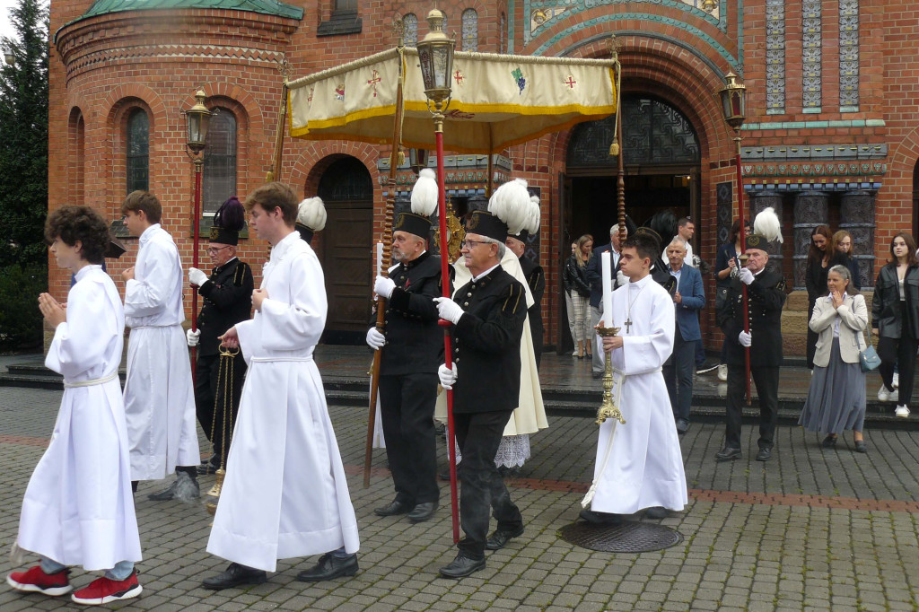 Deszczowy odpust w Bobrownikach Śląskich [FOTO]