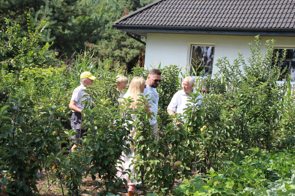 Nowe Chechło. Spotkanie pszczelarzy u mistrza pszczelarskiego [FOTO]