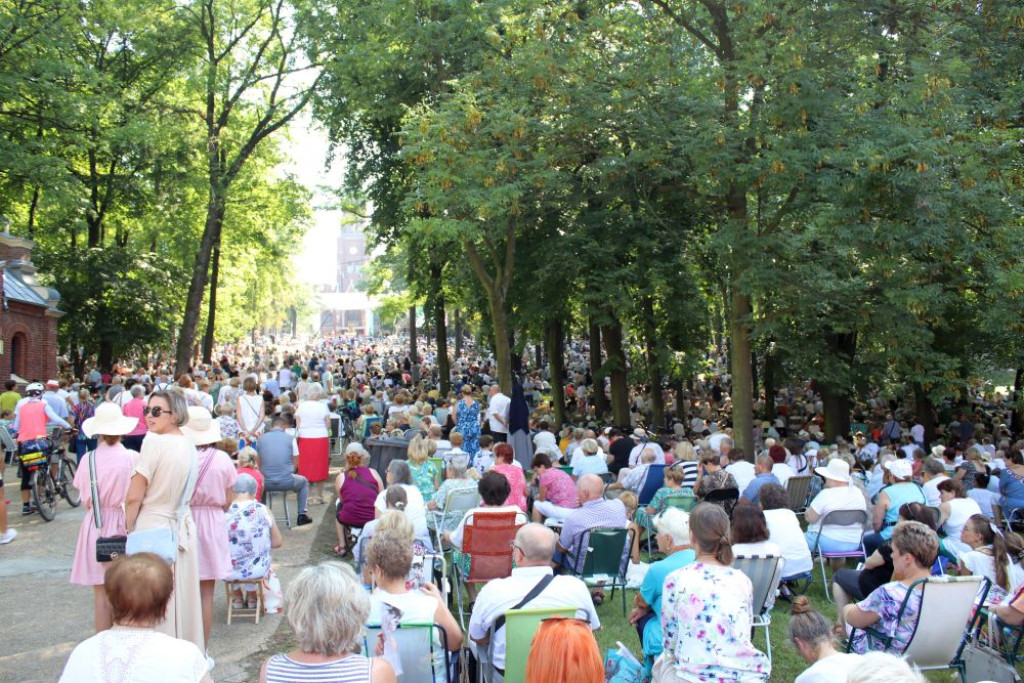 Pielgrzymka kobiet i dziewcząt do Piekar Śląskich [FOTO]