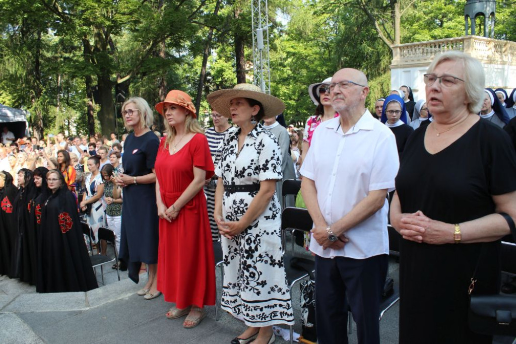 Pielgrzymka kobiet i dziewcząt do Piekar Śląskich [FOTO]