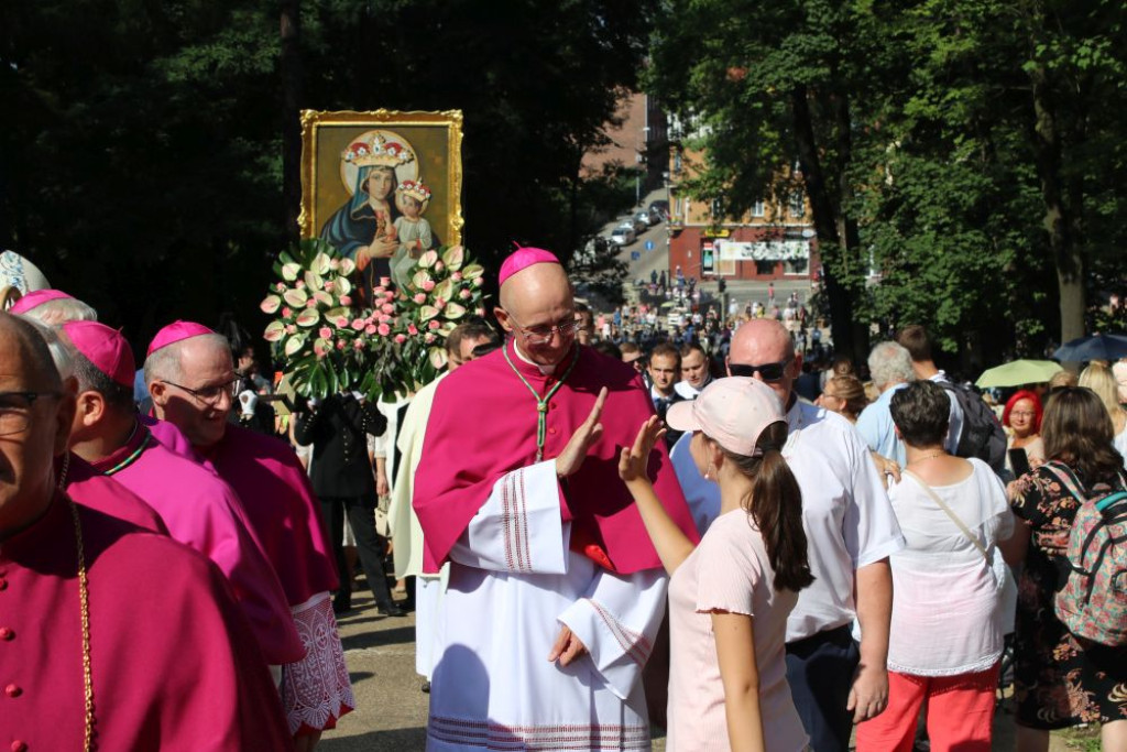 Pielgrzymka kobiet i dziewcząt do Piekar Śląskich [FOTO]