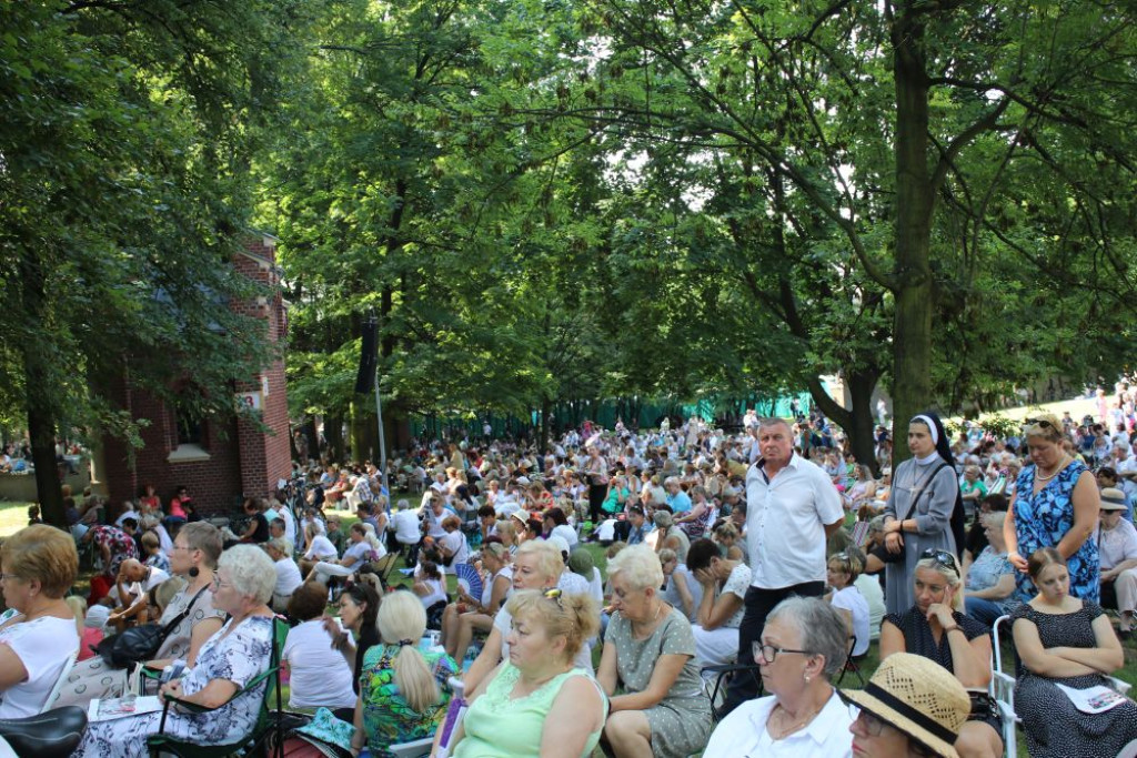 Pielgrzymka kobiet i dziewcząt do Piekar Śląskich [FOTO]