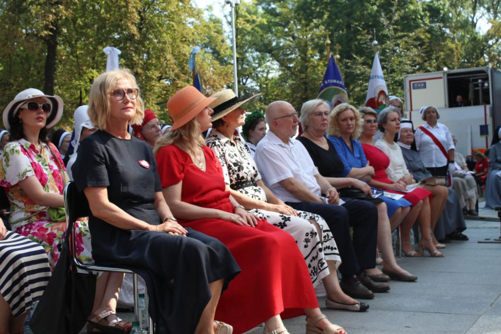 Pielgrzymka kobiet i dziewcząt do Piekar Śląskich [FOTO]