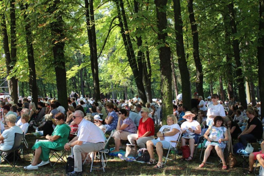 Pielgrzymka kobiet i dziewcząt do Piekar Śląskich [FOTO]