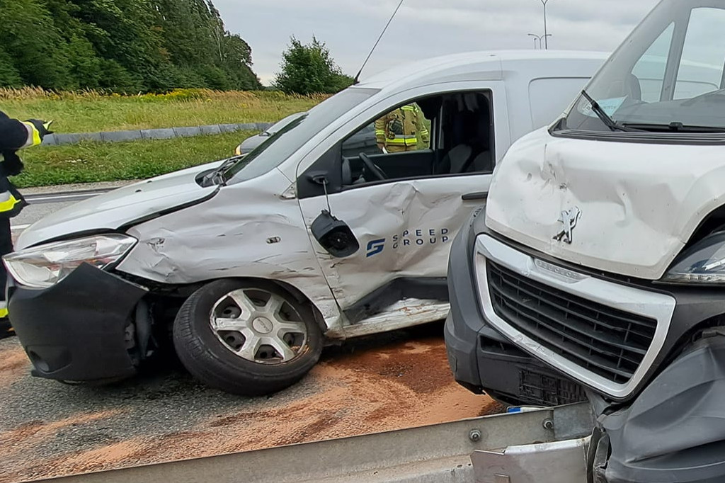 Zjechał z A1, wjechał w dostawczaka