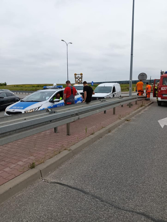 Zjechał z A1, wjechał w dostawczaka